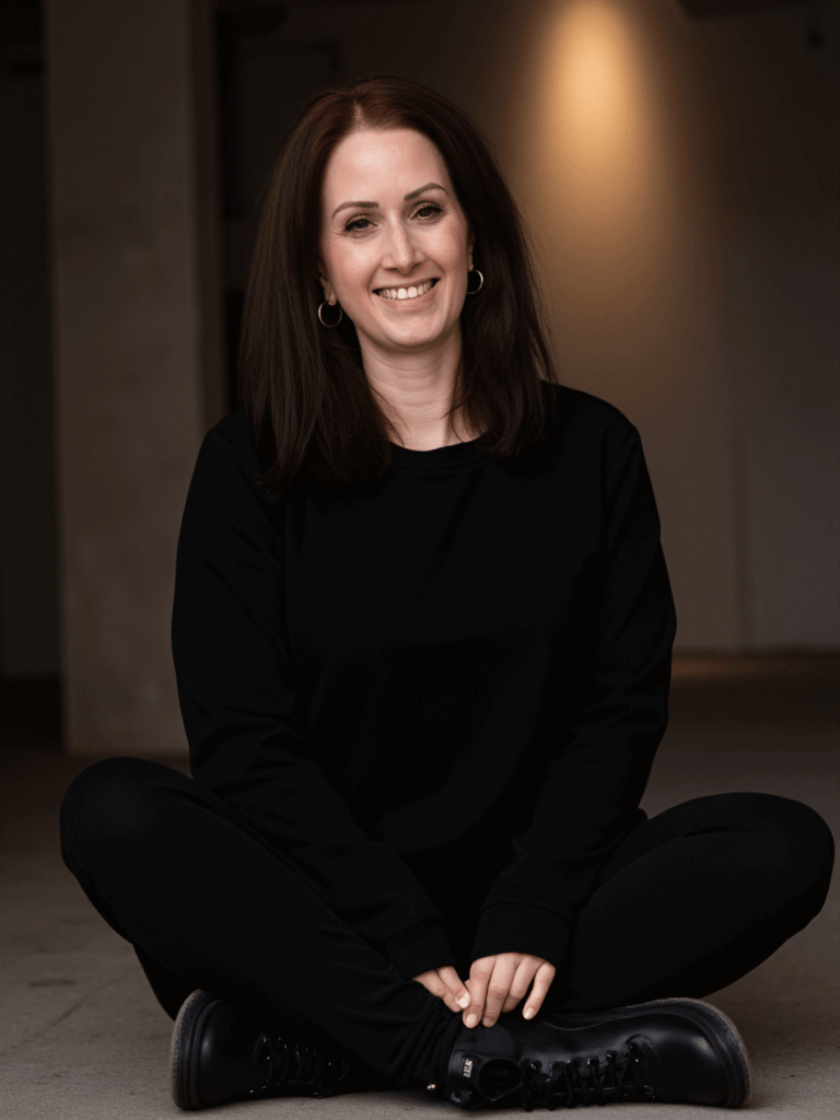 Anja Müller, dunkler Hintergrund